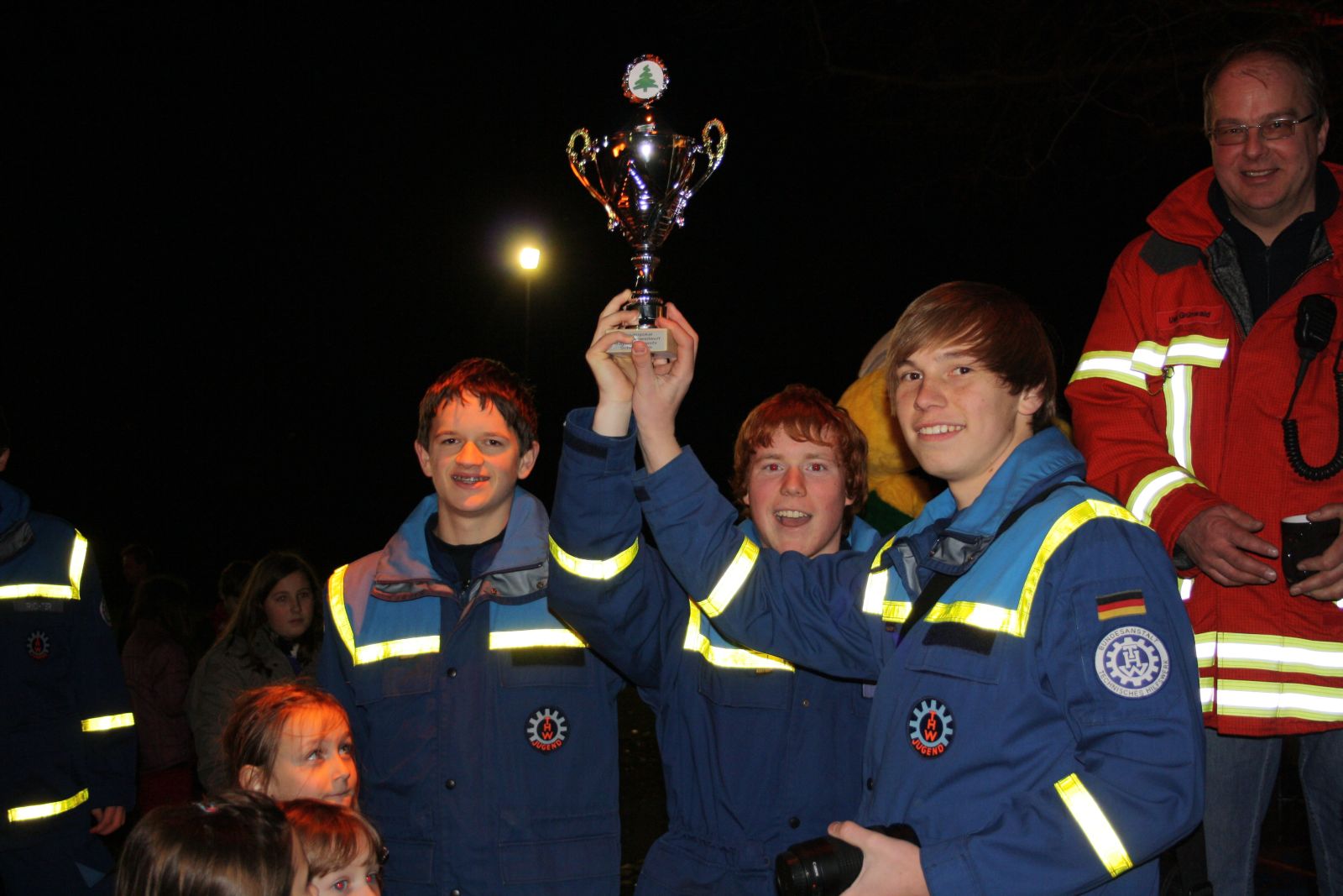Blaue Wichtel siegen beim Christbaumweitwurf