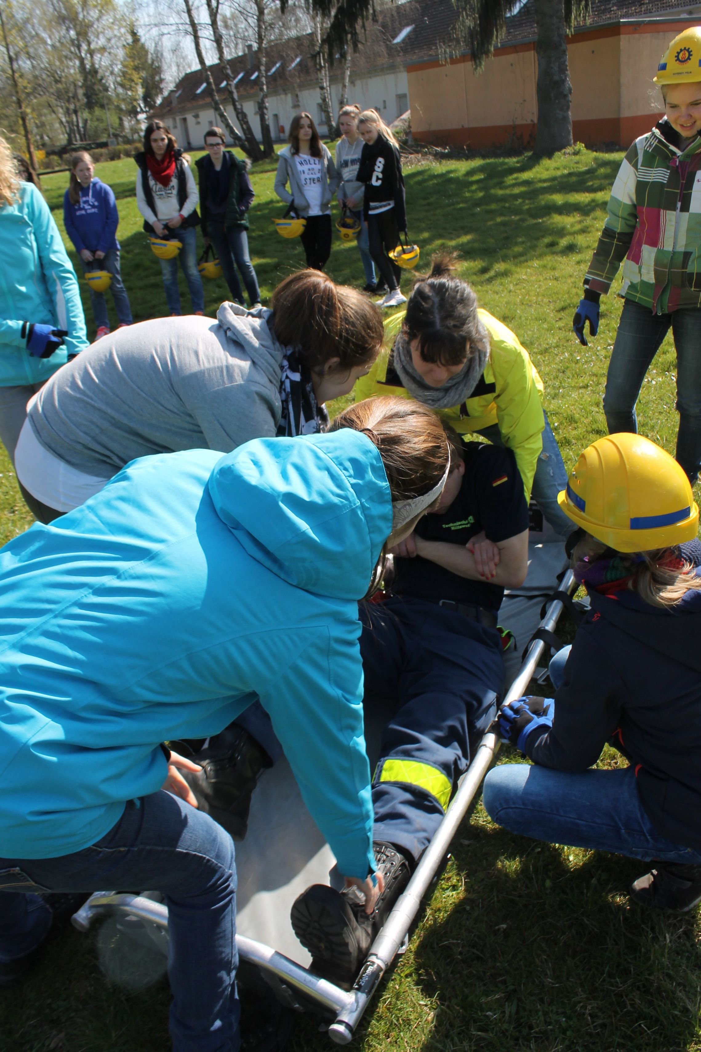 Mädchen erkunden das THW beim Girls Day
